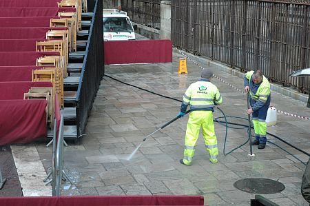 EL AYUNTAMIENTO RETIRA YA LA CERA DE LAS PROCESIONES DE LAS CALLES DE TRNSITO DE VEHCULOS